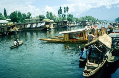 Die Hausboote auf dem Dal-See sind bei den Reisenden wg. des milden Klimas sehr beliebt.
