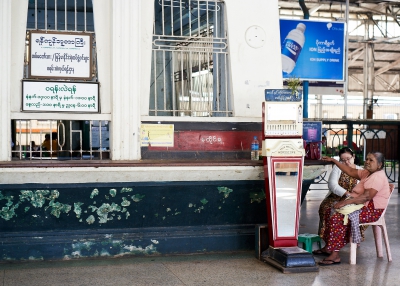 Der Ticketcounter der Yangon Mainstation.