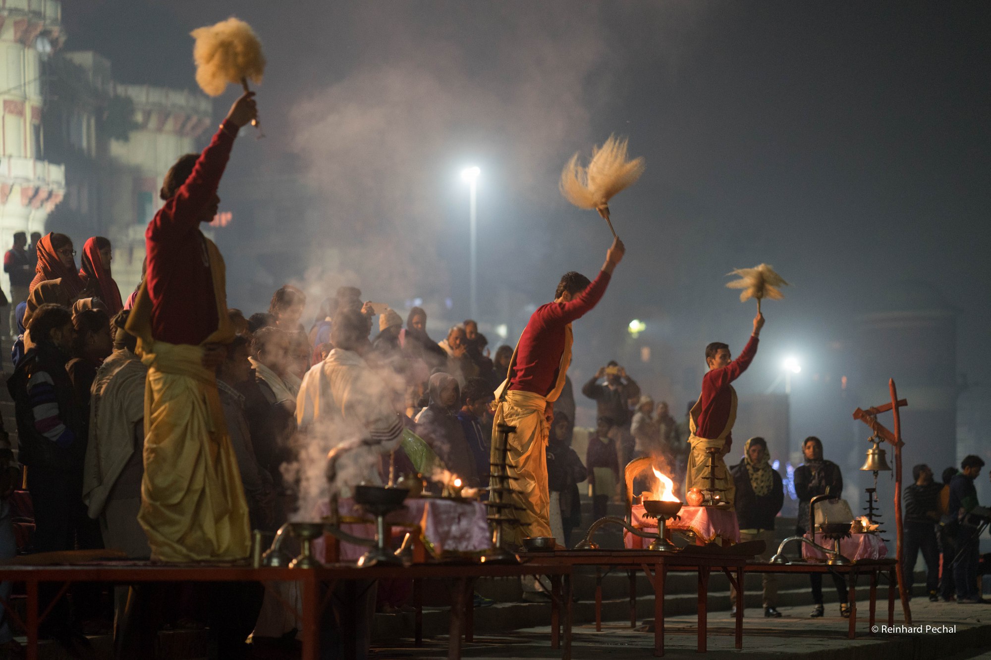 Jeden Abend findet die Feuerzeremonie am Ufer des Ganges statt